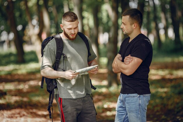 Dos amigos descansan en un bosque