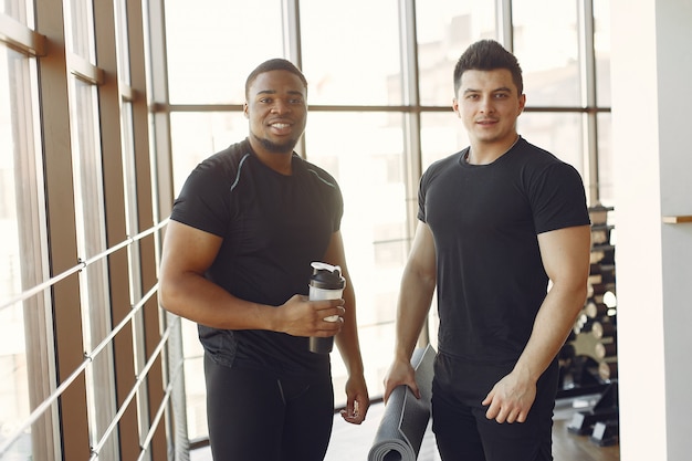 Dos amigos internacionales participan en un gimnasio