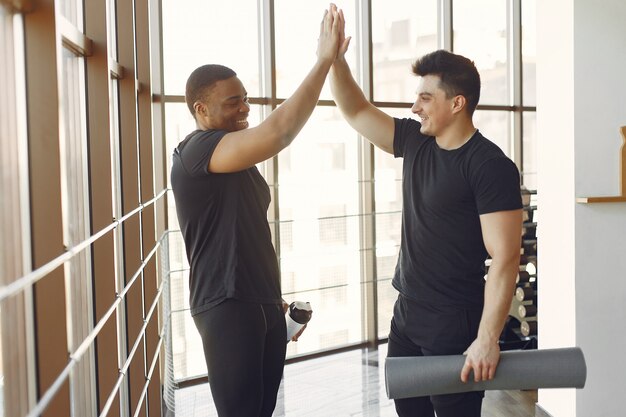 Dos amigos internacionales participan en un gimnasio