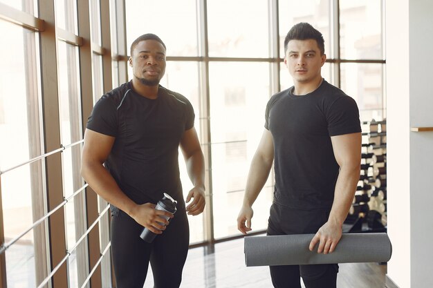 Dos amigos internacionales participan en un gimnasio