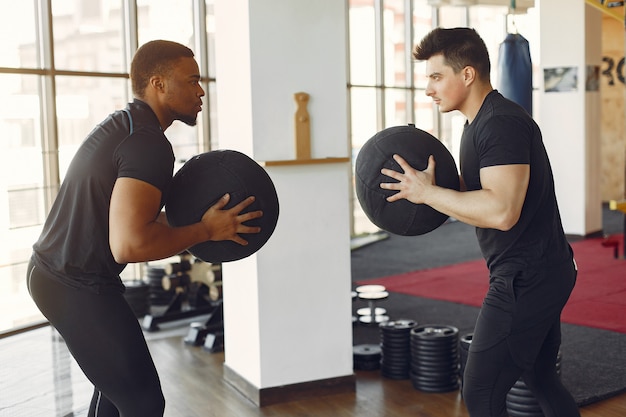 Dos amigos internacionales participan en un gimnasio