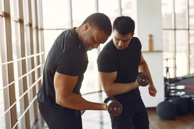 Foto gratuito dos amigos internacionales participan en un gimnasio