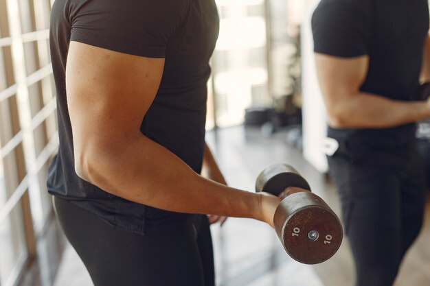 Dos amigos internacionales participan en un gimnasio