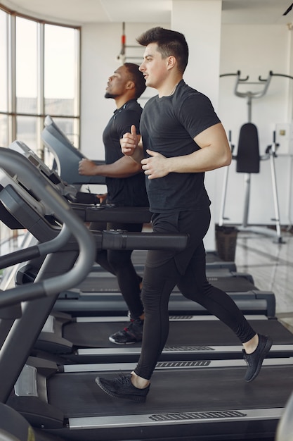 Dos amigos internacionales participan en un gimnasio