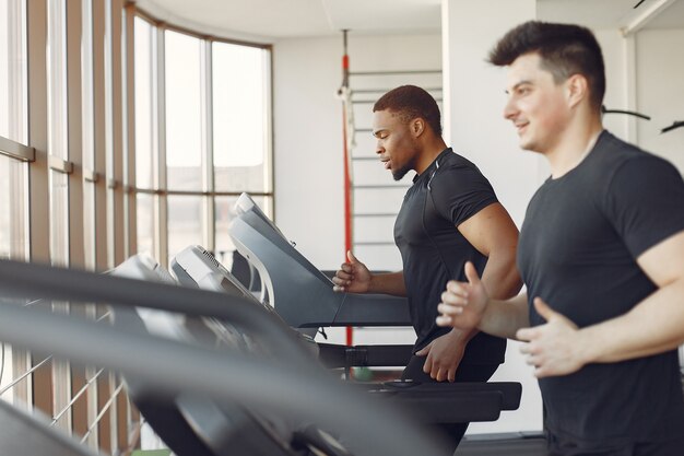 Dos amigos internacionales participan en un gimnasio