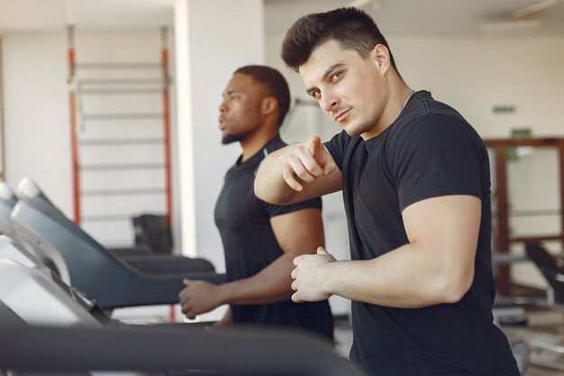 Dos amigos internacionales participan en un gimnasio