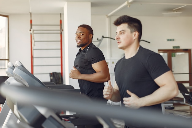 Dos amigos internacionales participan en un gimnasio