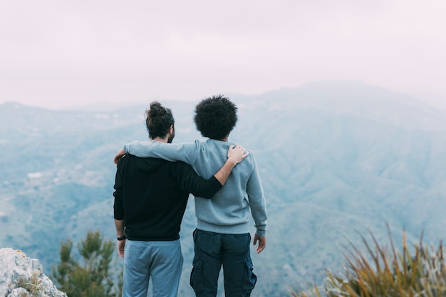 Dos amigos en la montaña