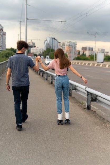Dos amigos pasar tiempo juntos al aire libre con patines
