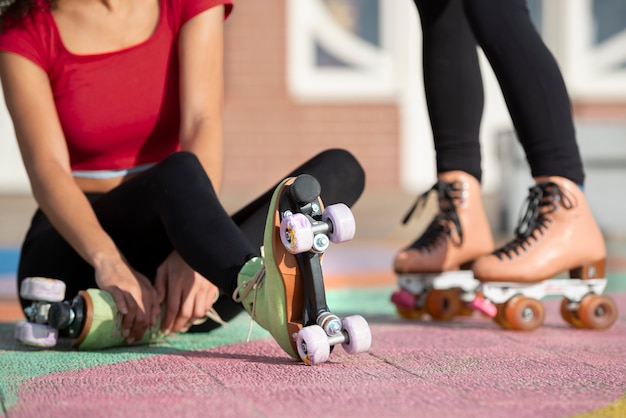 Foto gratuita dos amigos con patines al aire libre