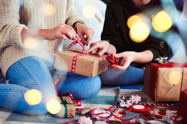 Dos amigos preparando regalos de Navidad para Navidad