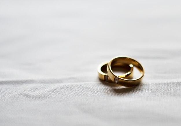 Dos anillos de bodas de oro sobre fondo blanco