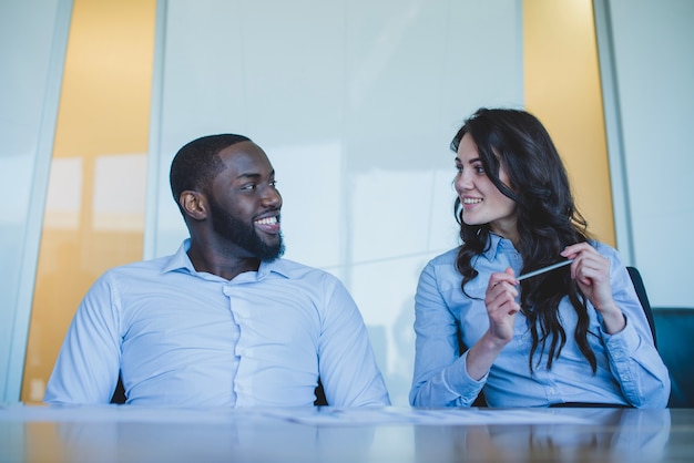 Dos asociados sonrientes