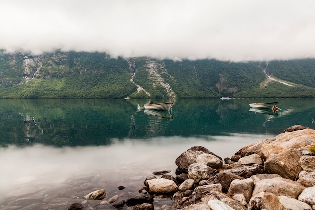 Foto gratuita dos barcos en el hermoso lago de montaña