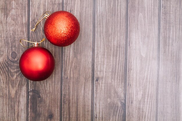 Dos bolas de navidad rojos