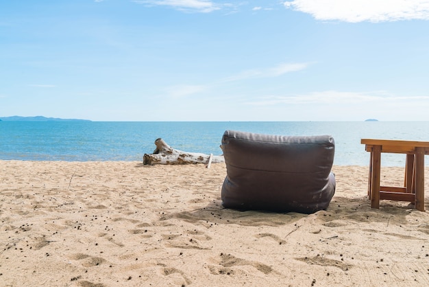 Dos bolsas de frijoles y mesa al aire libre