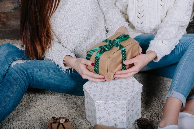 Dos bonitas mujeres con regalos para Navidad, vista cercana