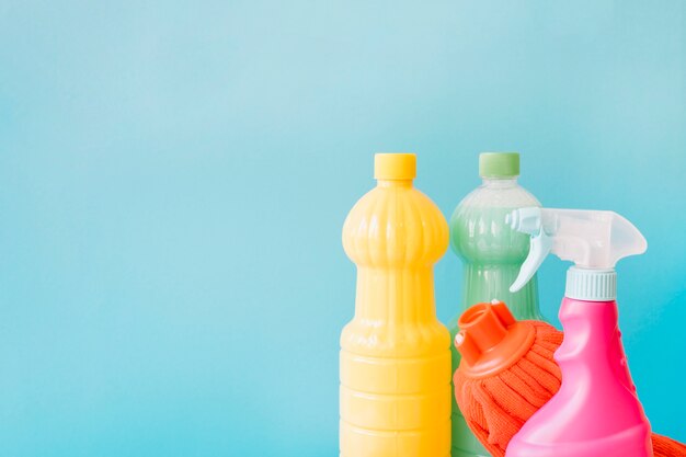 Dos botella de plástico y una de spray