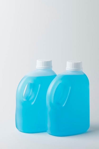 Foto gratuita dos botellas de desinfectante de manos antibacteriano