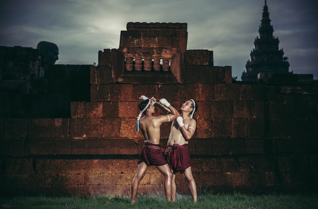 Dos boxeadores luchan con las artes marciales del Muay Thai.