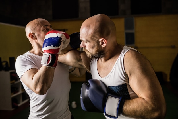 Dos boxeadores practicando boxeo en el gimnasio