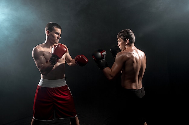 Dos boxeadores profesionales en negro ahumado