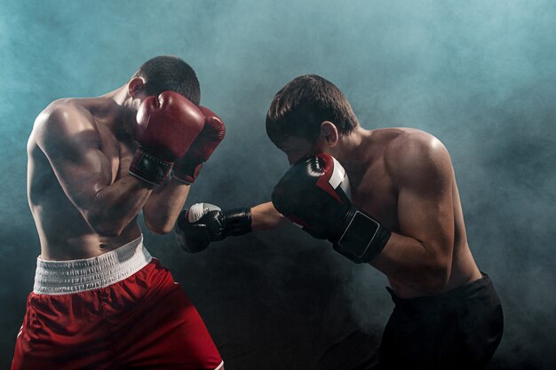 Dos boxeadores profesionales en negro ahumado