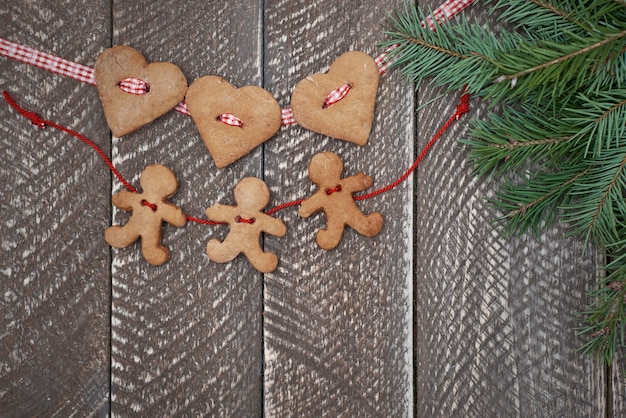 Foto gratuita dos cadenas de galletas de jengibre