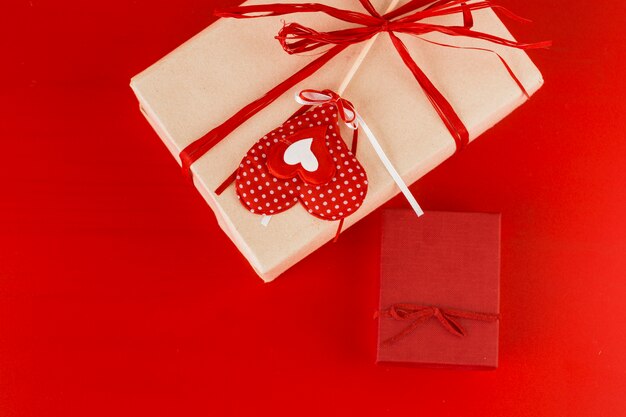 Foto gratuita dos cajas de regalo con el corazón en la mesa