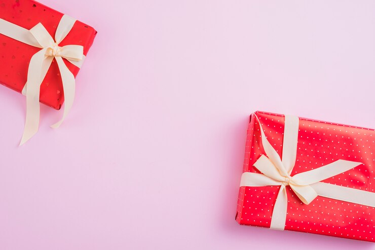 Foto gratuito dos cajas de regalo preciosas en rosa