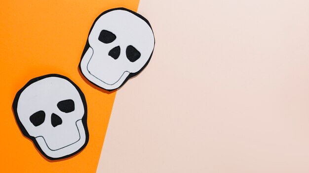 Dos calaveras hechas a mano hechas de papel