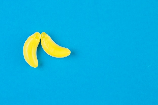 Dos caramelos de plátano en el fondo azul