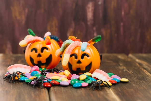 Foto gratuita dos cestas divertidas de calabaza