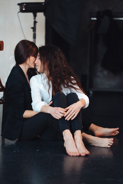 Dos chicas abrazándose tiernamente