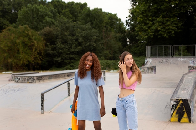 Dos chicas adolescentes, pasar tiempo juntos en la pista de patinaje