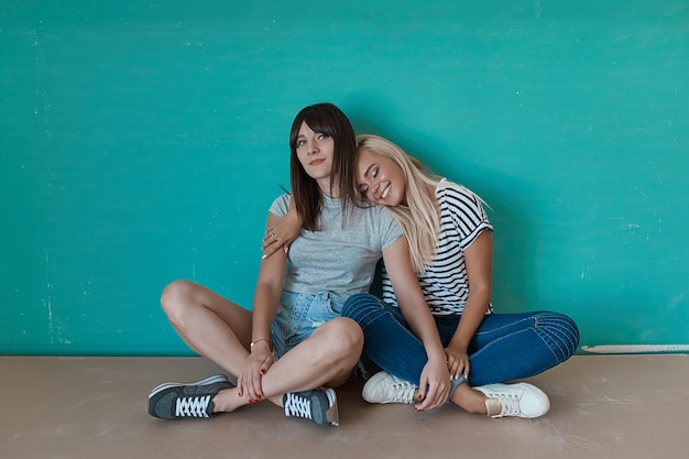 Dos chicas alegres disfrutan de la compañía de los demás