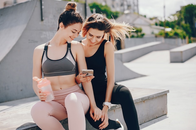 Dos chicas atléticas descansan.