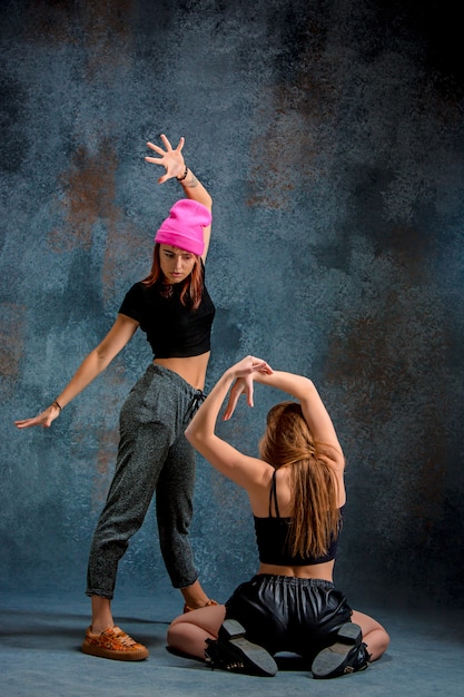 Las dos chicas atractivas bailando twerk iat el azul