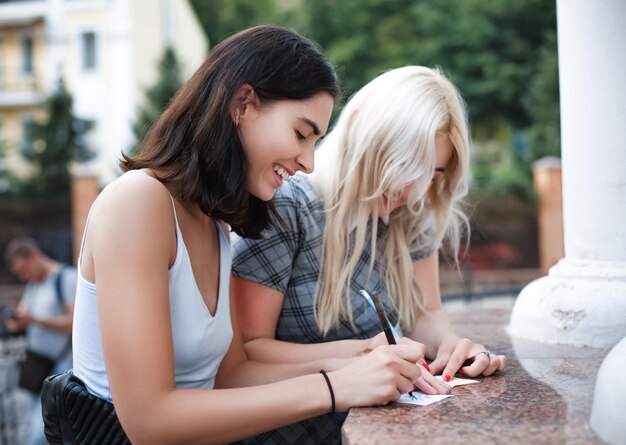 Dos chicas atractivas escribiendo confesión de amor Pasar tiempo juntos Concepto de amor lésbico