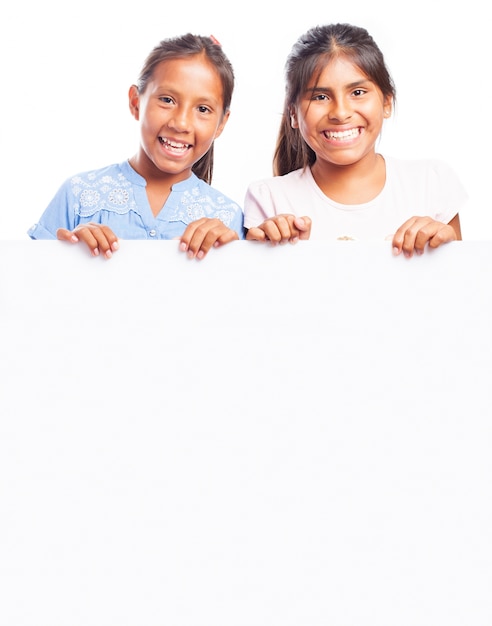 Dos chicas bonitas sonriendo