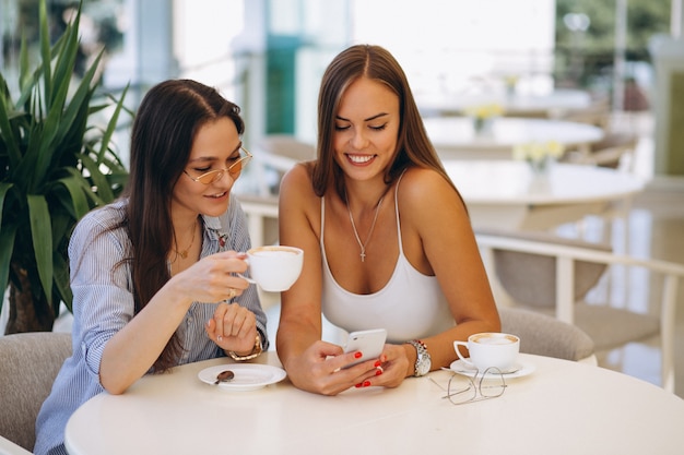 Dos chicas en la cafetería tomando el té