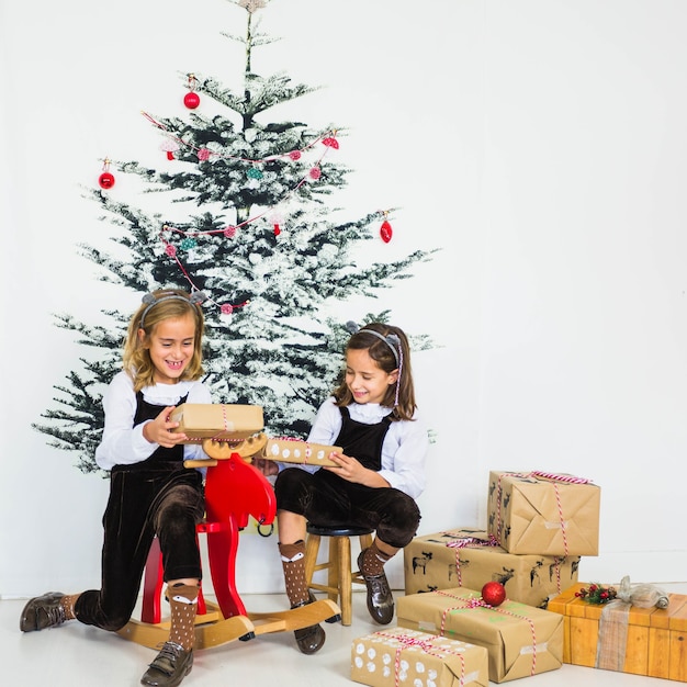 Dos chicas con cajas de regalo