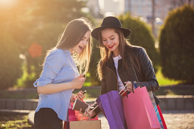 Dos chicas caminando de compras por las calles de la ciudad.