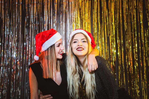 Dos chicas en celebración de año nuevo