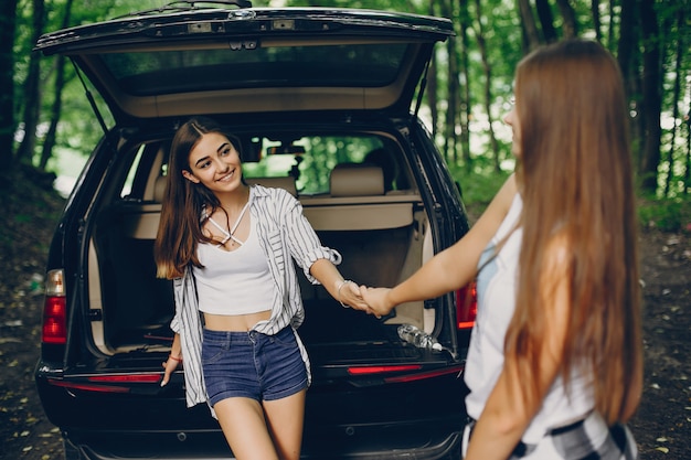 Dos chicas cerca de coche