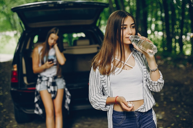 Dos chicas cerca de coche