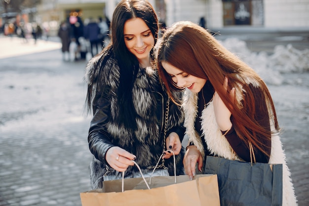 Dos chicas en una ciudad