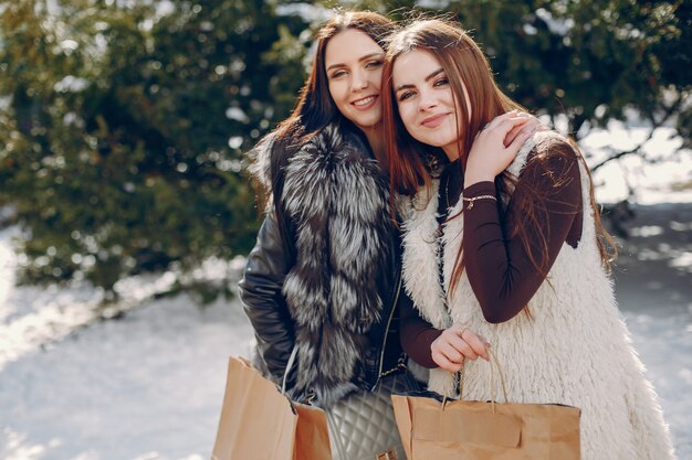 Dos chicas en una ciudad