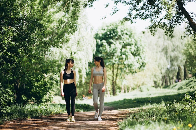 Dos chicas corriendo en el parque