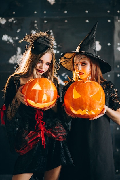 Dos chicas en disfraces de halloween